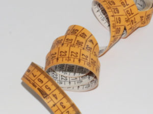 Elementos que debe tener el el costurero básico: cinta métrica