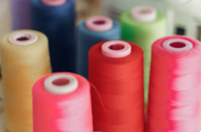 Elementos que debe tener el el costurero básico: hilo de coser de color de la tela